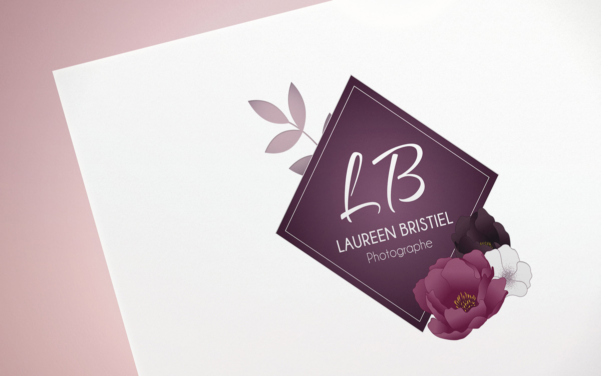 Logo Laureen Bristiel sur feuille blanche